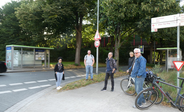 Die Stadteilgruppe schaut sich die Verkehrsführung Roderbruchstraße/Weidetorstraße vor Ort an. (Bild: Rieke Gießelmann)