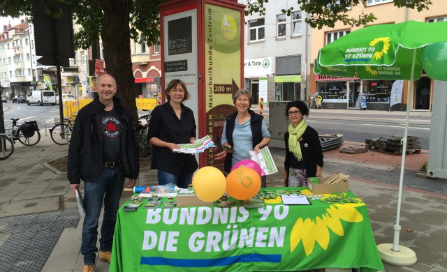 Grüne Kandidat*innen informieren am Kantplatz
