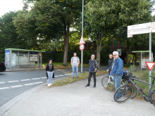 Die Stadteilgruppe schaut sich die Verkehrsführung Roderbruchstraße/Weidetorstraße vor Ort an. (Bild: Rieke Gießelmann)